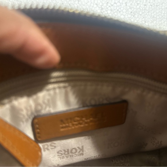 Michael Kors Elegant Brown and Black Crossbody Bag with Gold Emblem - Picture 6 of 11